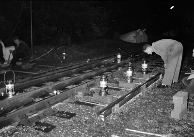841131 Afbeelding van de meting van het ballastbed van de spoorlijn nabij Dordrecht.